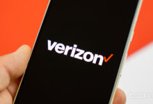 Verizon logo on smartphone with a colored background Stock photo 12